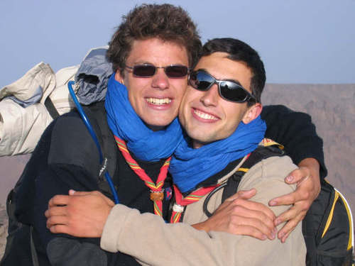 Benjamin et Paul sur les hauteurs de Toubkal, prise de vue avec histoire...