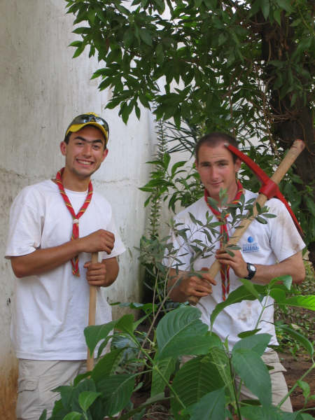 Paul et Alban dans le jardin de la Blancheneige